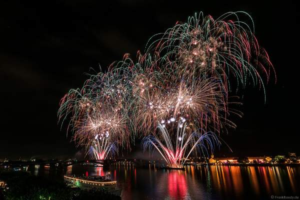 Feuerwerk auf der Theodor-Heuss-Brücke zwischen Mainz und Wiesbaden bei den Mainzer Sommerlichter 2017