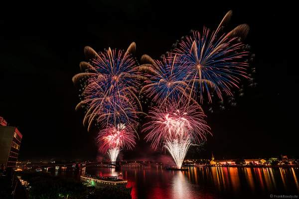 Feuerwerk auf der Theodor-Heuss-Brücke zwischen Mainz und Wiesbaden bei den Mainzer Sommerlichter 2017
