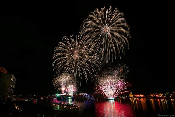 Feuerwerk auf der Theodor-Heuss-Brücke zwischen Mainz und Wiesbaden bei den Mainzer Sommerlichter 2017