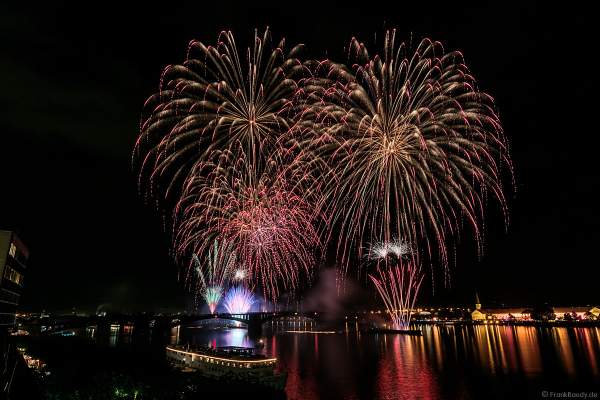 Feuerwerk auf der Theodor-Heuss-Brücke zwischen Mainz und Wiesbaden bei den Mainzer Sommerlichter 2017