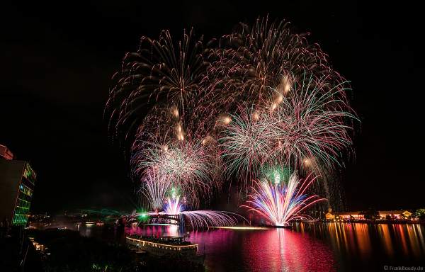 Feuerwerk auf der Theodor-Heuss-Brücke zwischen Mainz und Wiesbaden bei den Mainzer Sommerlichter 2017