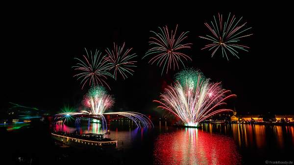 Feuerwerk auf der Theodor-Heuss-Brücke zwischen Mainz und Wiesbaden bei den Mainzer Sommerlichter 2017