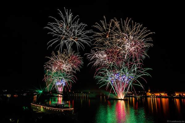 Feuerwerk auf der Theodor-Heuss-Brücke zwischen Mainz und Wiesbaden bei den Mainzer Sommerlichter 2017