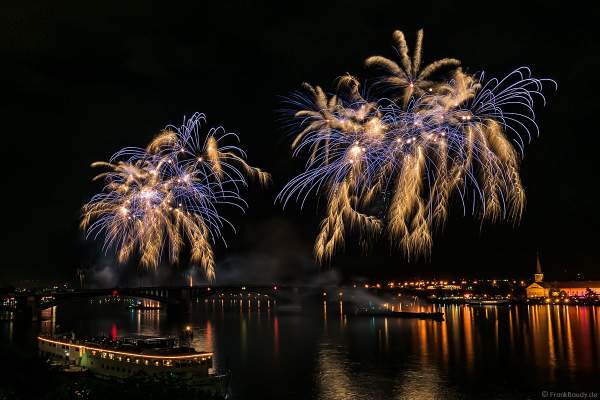 Feuerwerk auf der Theodor-Heuss-Brücke zwischen Mainz und Wiesbaden bei den Mainzer Sommerlichter 2017