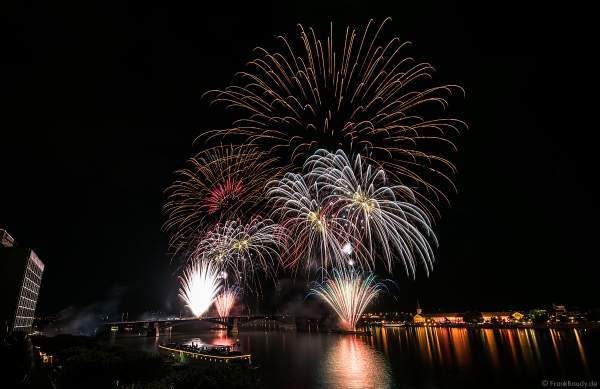 Feuerwerk auf der Theodor-Heuss-Brücke zwischen Mainz und Wiesbaden bei den Mainzer Sommerlichter 2017