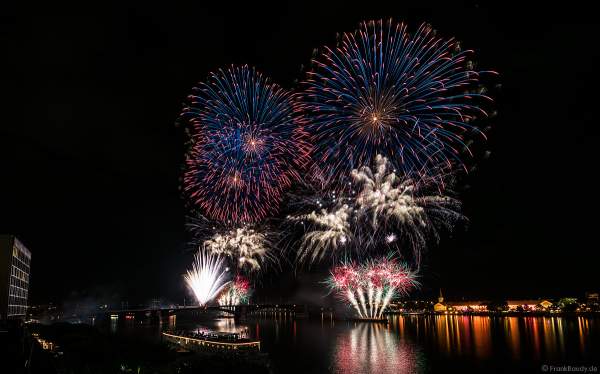 Höhenfeuerwerk auf der Theodor-Heuss-Brücke zwischen Mainz und Wiesbaden bei den Mainzer Sommerlichter 2017