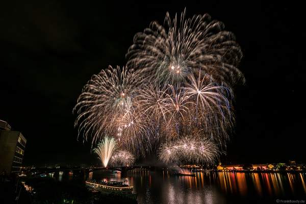 Höhenfeuerwerk auf der Theodor-Heuss-Brücke zwischen Mainz und Wiesbaden bei den Mainzer Sommerlichter 2017