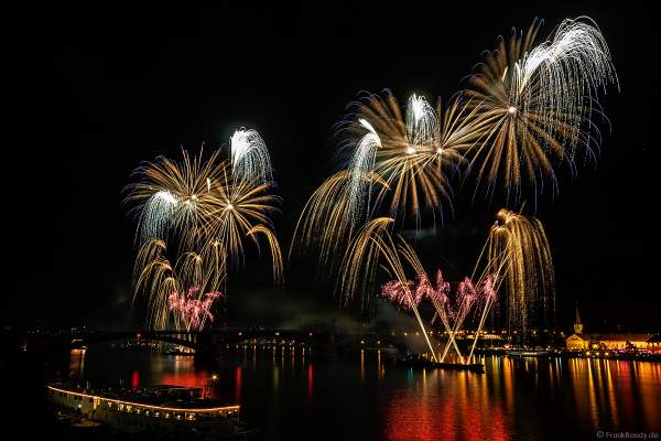 Höhenfeuerwerk auf der Theodor-Heuss-Brücke zwischen Mainz und Wiesbaden bei den Mainzer Sommerlichter 2017