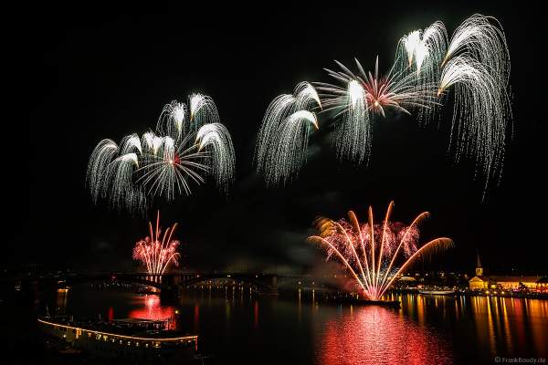 Höhenfeuerwerk auf der Theodor-Heuss-Brücke zwischen Mainz und Wiesbaden bei den Mainzer Sommerlichter 2017