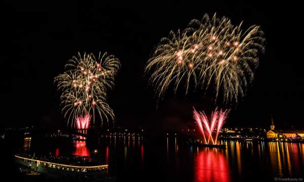 Höhenfeuerwerk auf der Theodor-Heuss-Brücke zwischen Mainz und Wiesbaden bei den Mainzer Sommerlichter 2017