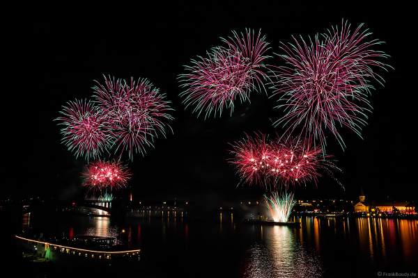 Höhenfeuerwerk auf der Theodor-Heuss-Brücke zwischen Mainz und Wiesbaden bei den Mainzer Sommerlichter 2017