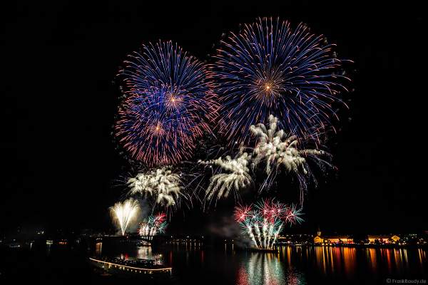 Höhenfeuerwerk auf der Theodor-Heuss-Brücke zwischen Mainz und Wiesbaden bei den Mainzer Sommerlichter 2017