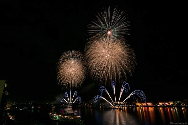 Höhenfeuerwerk auf der Theodor-Heuss-Brücke zwischen Mainz und Wiesbaden bei den Mainzer Sommerlichter 2017
