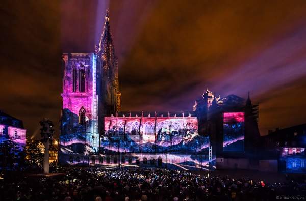 Lichtspiel „Das Ballett der glücklichen Schatten“ (Le ballet des ombres heureuses) am Straßburger Münster beim Sommerfestival 2017 - Liebfrauenmünster - Cathédrale Notre-Dame