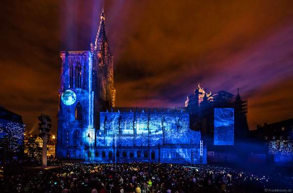Lichtspiel „Das Ballett der glücklichen Schatten“ (Le ballet des ombres heureuses) am Straßburger Münster beim Sommerfestival 2017 - Liebfrauenmünster - Cathédrale Notre-Dame
