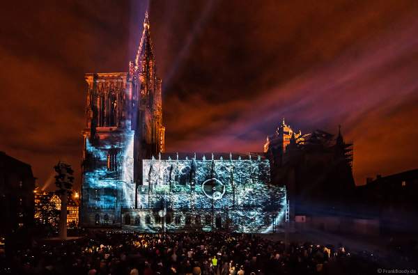 Lichtspiel „Das Ballett der glücklichen Schatten“ (Le ballet des ombres heureuses) am Straßburger Münster beim Sommerfestival 2017 - Liebfrauenmünster - Cathédrale Notre-Dame
