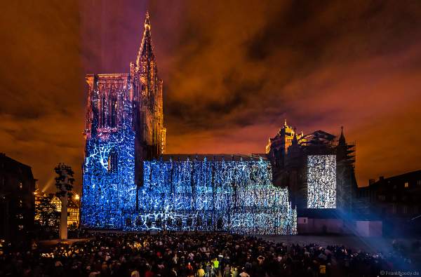Lichtspiel „Das Ballett der glücklichen Schatten“ (Le ballet des ombres heureuses) am Straßburger Münster beim Sommerfestival 2017 - Liebfrauenmünster - Cathédrale Notre-Dame