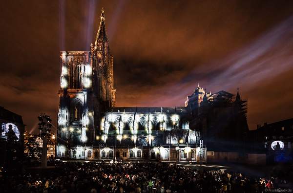 Lichtspiel „Das Ballett der glücklichen Schatten“ (Le ballet des ombres heureuses) am Straßburger Münster beim Sommerfestival 2017 - Liebfrauenmünster - Cathédrale Notre-Dame