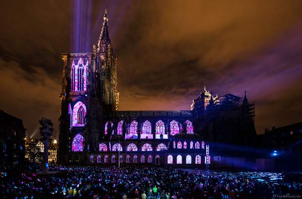 Lichtspiel „Das Ballett der glücklichen Schatten“ (Le ballet des ombres heureuses) am Straßburger Münster beim Sommerfestival 2017 - Liebfrauenmünster - Cathédrale Notre-Dame