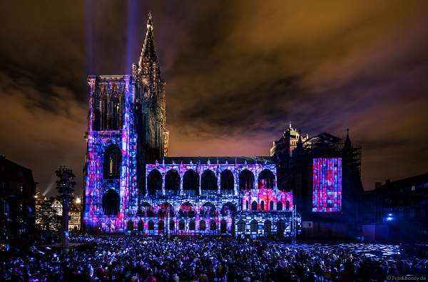 Lichtspiel „Das Ballett der glücklichen Schatten“ (Le ballet des ombres heureuses) am Straßburger Münster beim Sommerfestival 2017 - Liebfrauenmünster - Cathédrale Notre-Dame