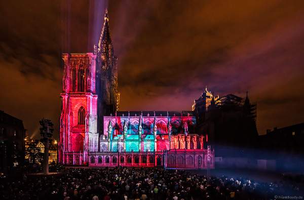Lichtspiel „Das Ballett der glücklichen Schatten“ (Le ballet des ombres heureuses) am Straßburger Münster beim Sommerfestival 2017 - Liebfrauenmünster - Cathédrale Notre-Dame