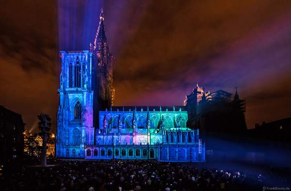 Lichtspiel „Das Ballett der glücklichen Schatten“ (Le ballet des ombres heureuses) am Straßburger Münster beim Sommerfestival 2017 - Liebfrauenmünster - Cathédrale Notre-Dame