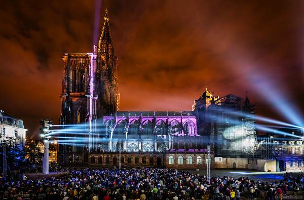 Lichtspiel „Das Ballett der glücklichen Schatten“ (Le ballet des ombres heureuses) am Straßburger Münster beim Sommerfestival 2017 - Liebfrauenmünster - Cathédrale Notre-Dame