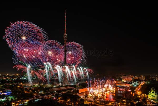 Eröffnungsshow Circle of Light 2017 in Moskau mit Wassershow, Flammeneffekten und Feuerwerk am Fernsehturm Ostankino