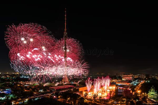 Eröffnungsshow Circle of Light 2017 in Moskau mit Wassershow, Flammeneffekten und Feuerwerk am Fernsehturm Ostankino