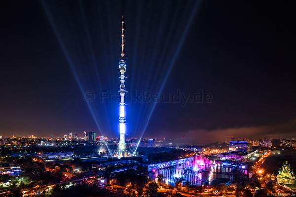 Eröffnungsshow Circle of Light 2017 in Moskau mit Wassershow, Flammeneffekten und Feuerwerk am Fernsehturm Ostankino