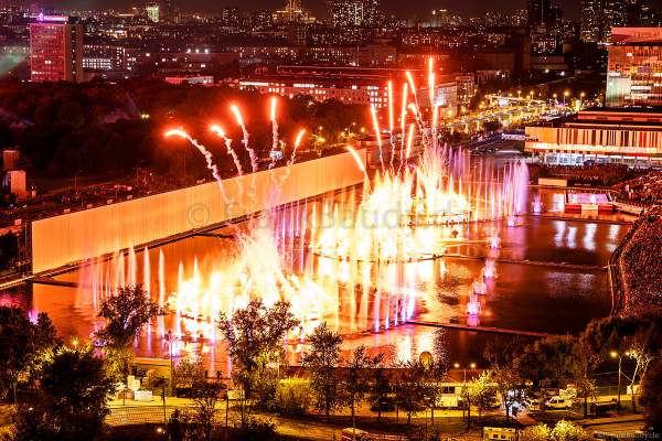 Eröffnungsshow Circle of Light 2017 in Moskau mit Wassershow, Flammeneffekten und Feuerwerk am Fernsehturm Ostankino