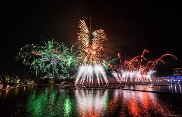 Eröffnungsshow Circle of Light 2017 in Moskau mit Wassershow, Flammeneffekten und Feuerwerk am Fernsehturm Ostankino