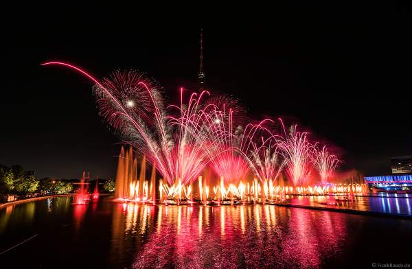 Eröffnungsshow Circle of Light 2017 in Moskau mit Wassershow, Flammeneffekten und Feuerwerk am Fernsehturm Ostankino