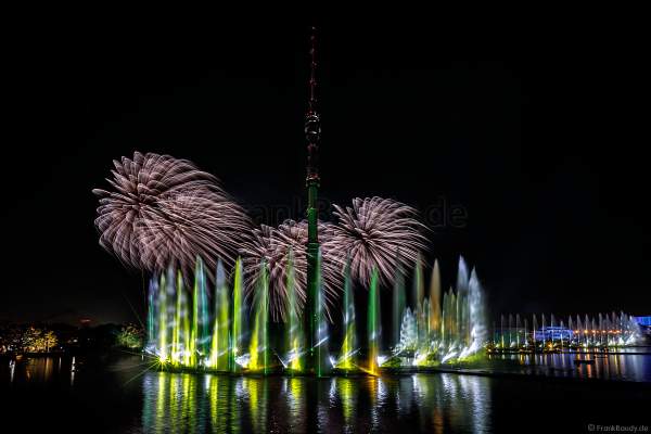 Eröffnungsshow Circle of Light 2017 in Moskau mit Wassershow, Flammeneffekten und Feuerwerk am Fernsehturm Ostankino