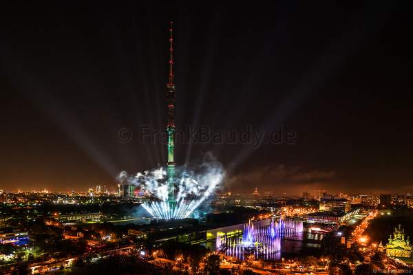 Eröffnungsshow Circle of Light 2017 in Moskau mit Wassershow, Flammeneffekten und Feuerwerk am Fernsehturm Ostankino