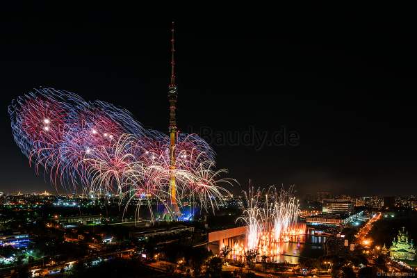 Eröffnungsshow Circle of Light 2017 in Moskau mit Wassershow, Flammeneffekten und Feuerwerk am Fernsehturm Ostankino