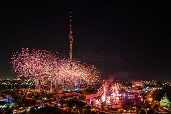 Eröffnungsshow Circle of Light 2017 in Moskau mit Wassershow, Flammeneffekten und Feuerwerk am Fernsehturm Ostankino