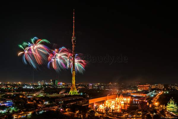 Eröffnungsshow Circle of Light 2017 in Moskau mit Wassershow, Flammeneffekten und Feuerwerk am Fernsehturm Ostankino
