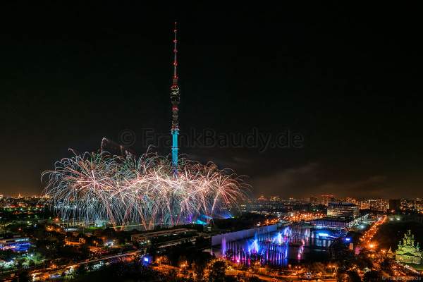 Eröffnungsshow Circle of Light 2017 in Moskau mit Wassershow, Flammeneffekten und Feuerwerk am Fernsehturm Ostankino