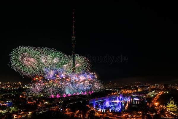 Eröffnungsshow Circle of Light 2017 in Moskau mit Wassershow, Flammeneffekten und Feuerwerk am Fernsehturm Ostankino