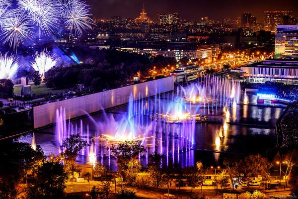 Eröffnungsshow Circle of Light 2017 in Moskau mit Wassershow, Flammeneffekten und Feuerwerk am Fernsehturm Ostankino