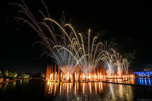 Eröffnungsshow Circle of Light 2017 in Moskau mit Wassershow, Flammeneffekten und Feuerwerk am Fernsehturm Ostankino