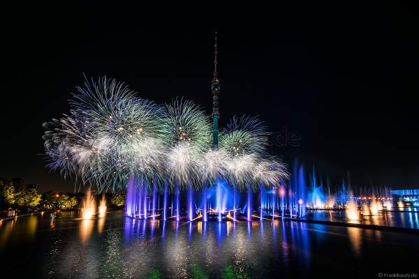 Eröffnungsshow Circle of Light 2017 in Moskau mit Wassershow, Flammeneffekten und Feuerwerk am Fernsehturm Ostankino