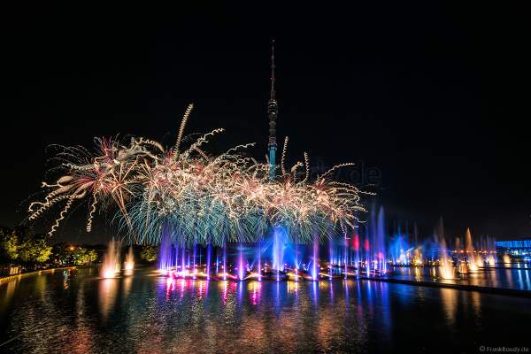 Eröffnungsshow Circle of Light 2017 in Moskau mit Wassershow, Flammeneffekten und Feuerwerk am Fernsehturm Ostankino