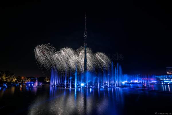 Eröffnungsshow Circle of Light 2017 in Moskau mit Wassershow, Flammeneffekten und Feuerwerk am Fernsehturm Ostankino