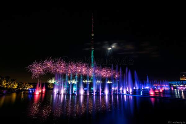 Eröffnungsshow Circle of Light 2017 in Moskau mit Wassershow, Flammeneffekten und Feuerwerk am Fernsehturm Ostankino