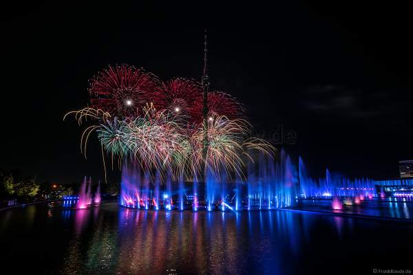 Eröffnungsshow Circle of Light 2017 in Moskau mit Wassershow, Flammeneffekten und Feuerwerk am Fernsehturm Ostankino