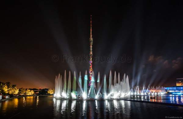 Licht- und Wassershow bei Circle of Light 2017 in Moskau - Eröffnungsshow am Fernsehturm Ostankino