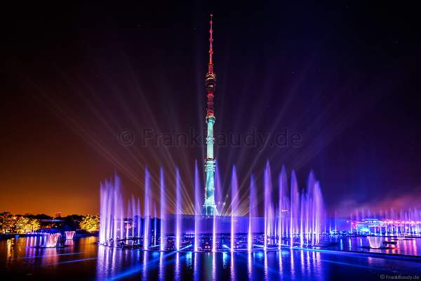 Licht- und Wassershow bei Circle of Light 2017 in Moskau - Eröffnungsshow am Fernsehturm Ostankino