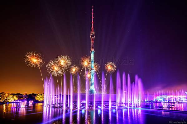 Eröffnungsshow Circle of Light 2017 in Moskau mit Wassershow, Flammeneffekten und Feuerwerk am Fernsehturm Ostankino